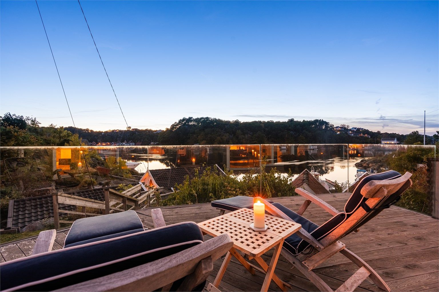 Nydelig uteplass i front mot Kjærskilen med sol til langt på kveld