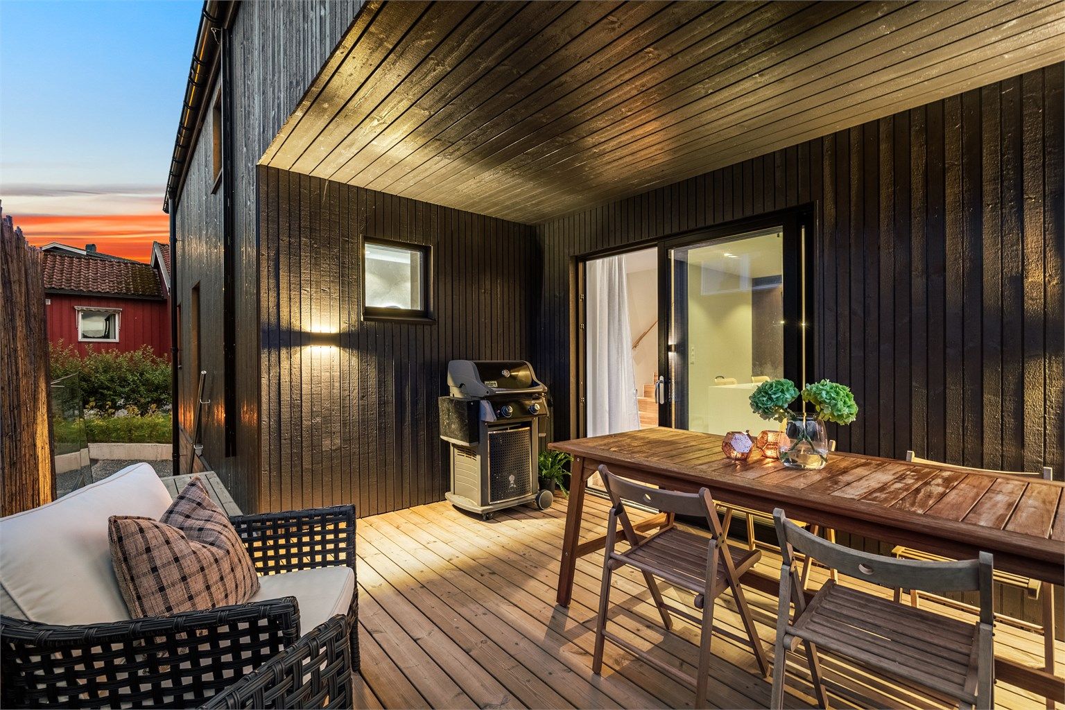 Terrassen i andre etasje er belagt med impregnerte terrassebord og har rekkverk i glass og stål.