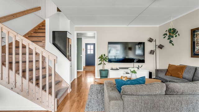 Fra stuen går trappen opp til loftetasjen, som inneholder ytterligere to soverom.