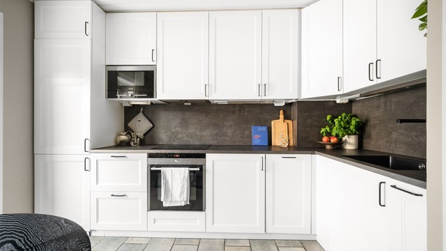 Innredningen inkluderer induksjonstopp, stekeovn, mikro, oppvaskmaskin og et kombinert kjøl-/fryseskap.