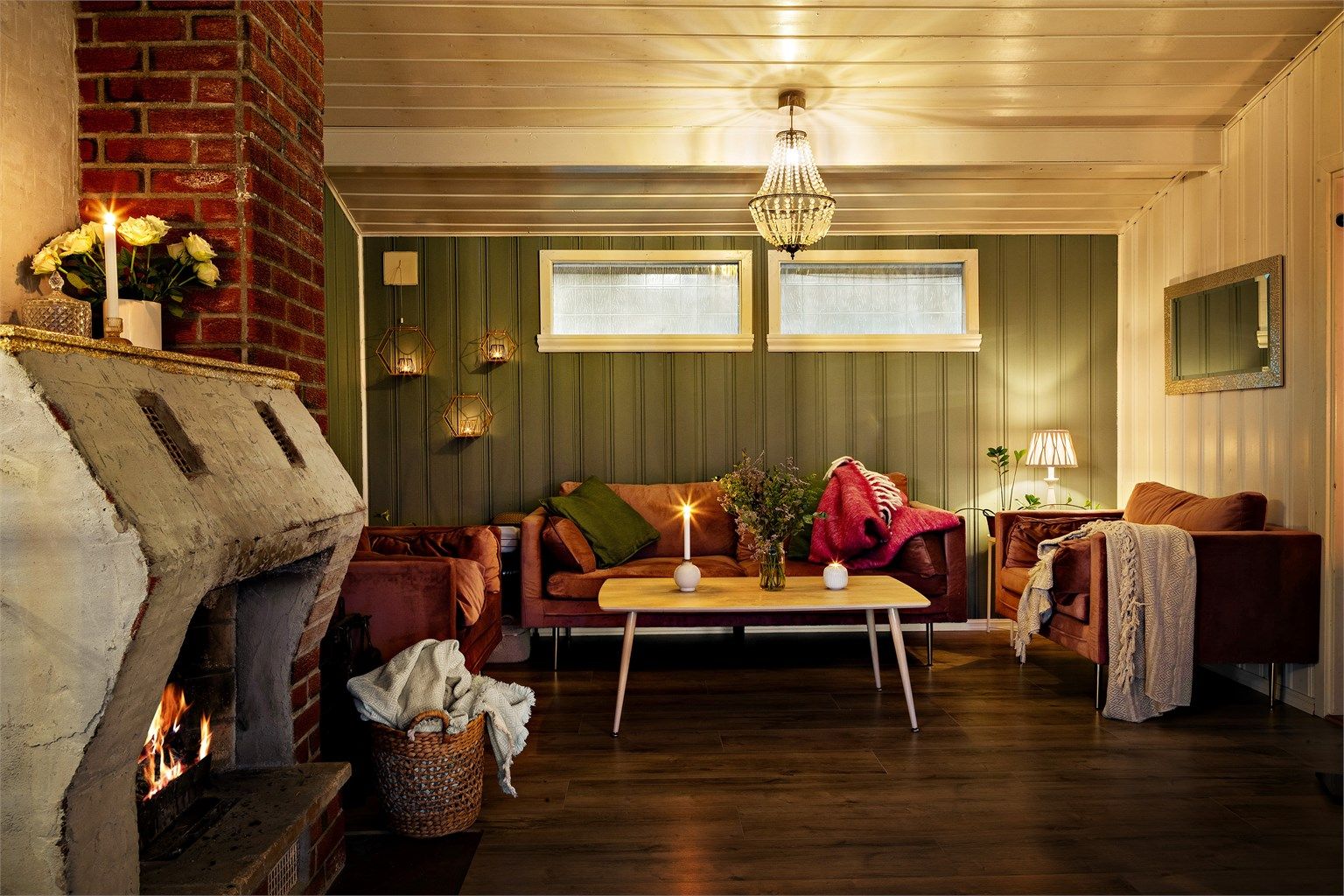 Hyggelig kveldsstemning i stuen. 