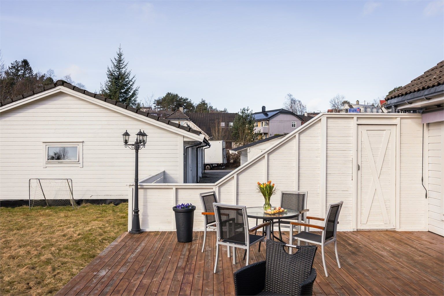 Uteplassen er skjermet og ligger i et rolig og etablert nabolag.