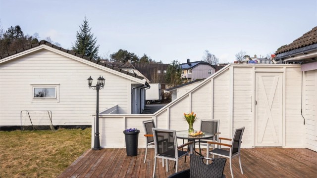 Uteplassen er skjermet og ligger i et rolig og etablert nabolag.