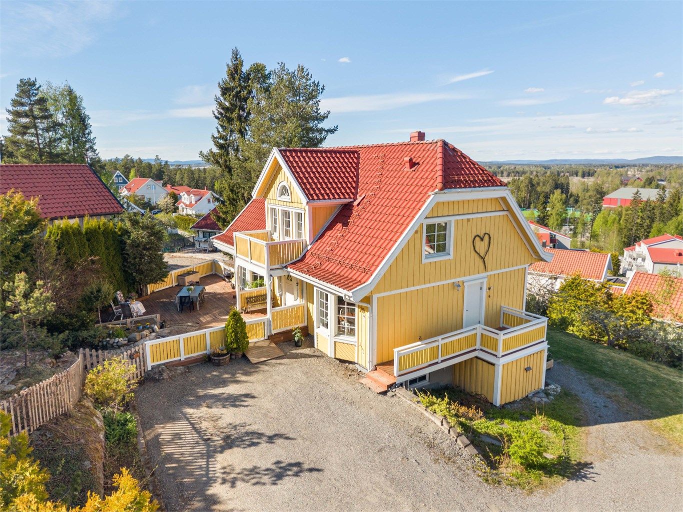 Stor, grusbelagt gårdsplass med god plass til parkering.