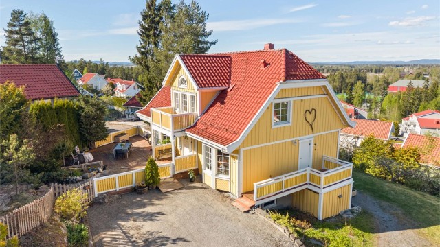 Stor, grusbelagt gårdsplass med god plass til parkering.