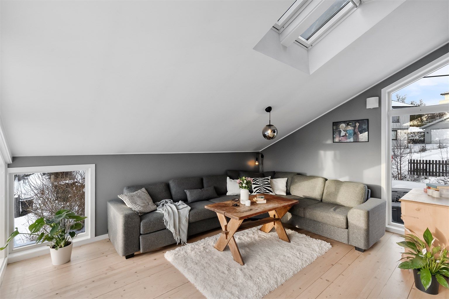 Her er det god plass til en romslig sofagruppe for sosiale sammenkomster.