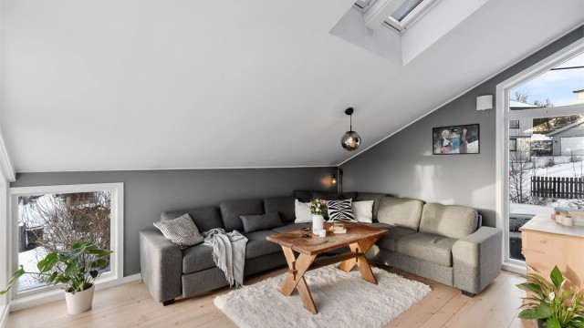 Her er det god plass til en romslig sofagruppe for sosiale sammenkomster.