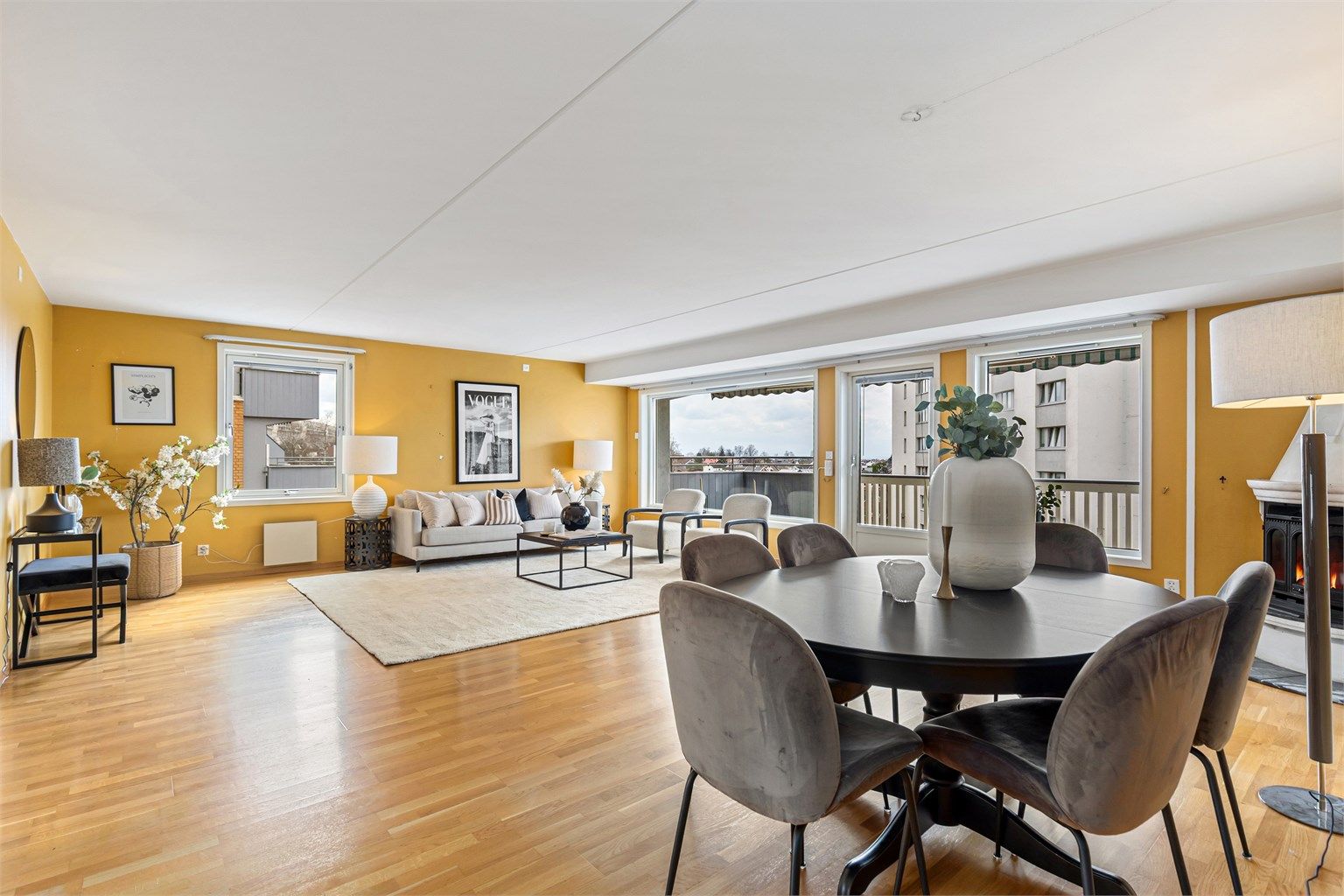 Stor vestvendt stue med utgang til en solfylt terrasse på hele 15 kvm. Foto: Petter Tanum/Tanum foto