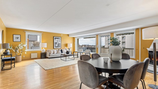 Stor vestvendt stue med utgang til en solfylt terrasse på hele 15 kvm. Foto: Petter Tanum/Tanum foto