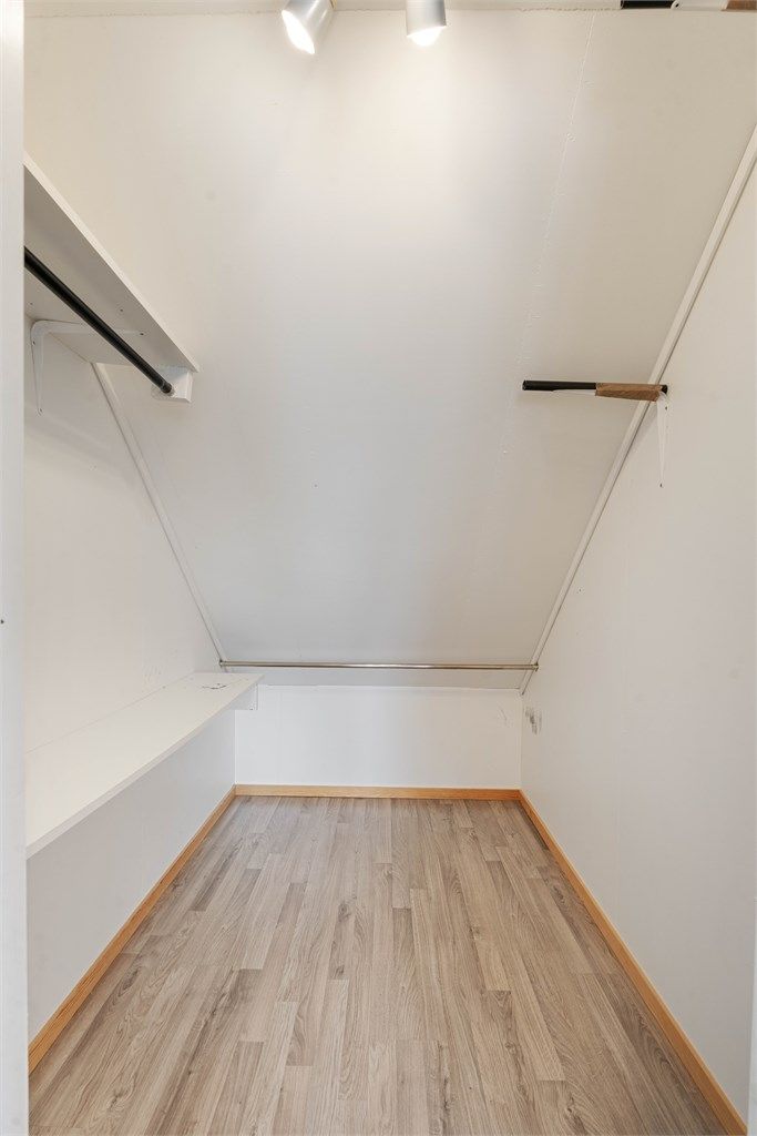 Klesrom i loftsetasjen ved siden av trappen.