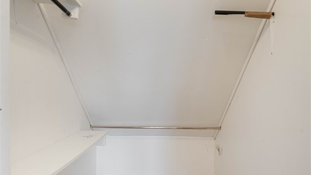 Klesrom i loftsetasjen ved siden av trappen.