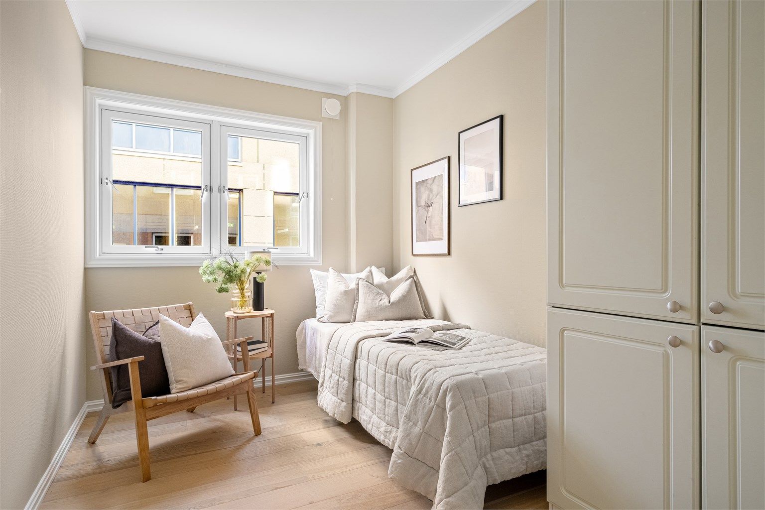 Soverom II er også av god størrelse og har plass til stor seng om ønskelig. Alternativt kan man ha mindre seng og en kontorpult. Stedbygd garderobeløsning. Nymalte vegger, lister og ny enstavs parkett på gulv. 