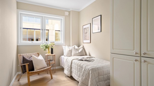 Soverom II er også av god størrelse og har plass til stor seng om ønskelig. Alternativt kan man ha mindre seng og en kontorpult. Stedbygd garderobeløsning. Nymalte vegger, lister og ny enstavs parkett på gulv.