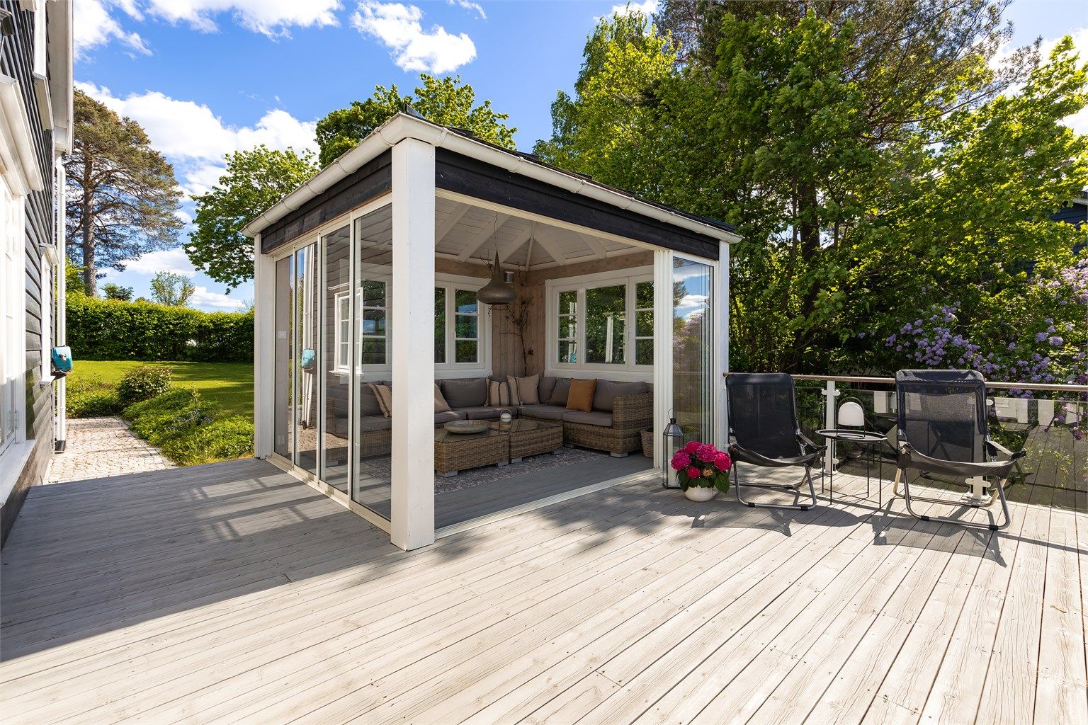 Fra stuen kommer du ut til balkongen med pergola og tilgang til hagen.