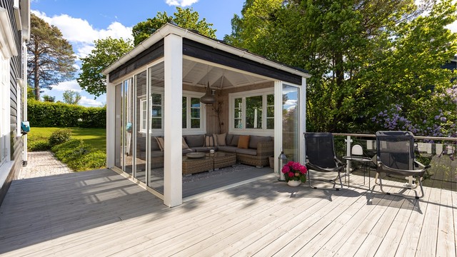 Fra stuen kommer du ut til balkongen med pergola og tilgang til hagen.