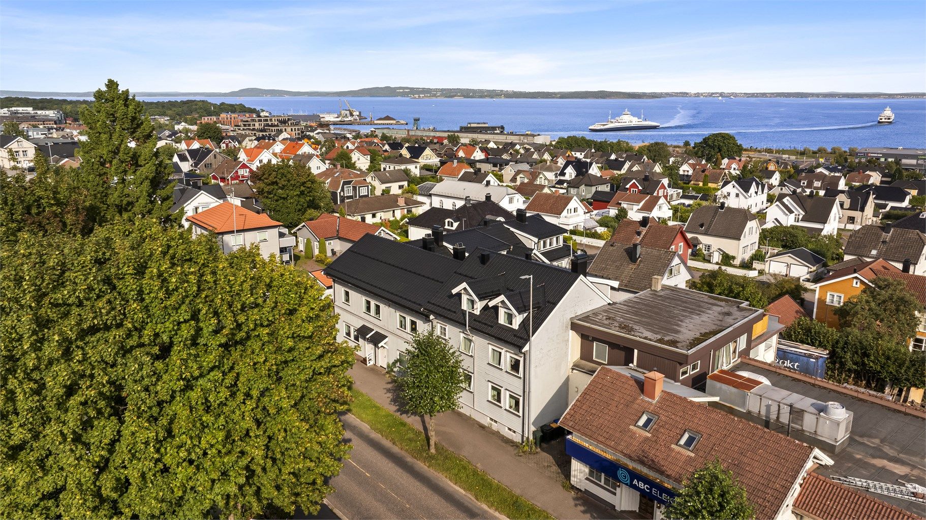 Fra leiligheten er det utsikt mot fjorden.