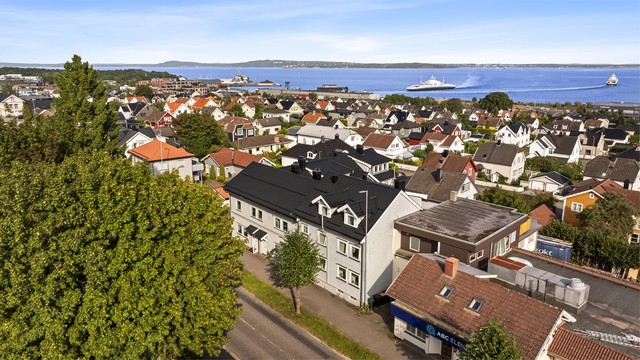 Fra leiligheten er det utsikt mot fjorden.