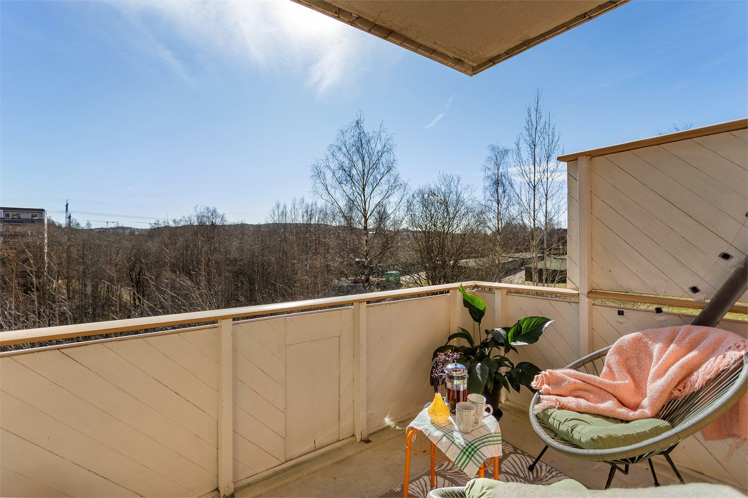 Leiligheten har en god planløsning og en herlig balkong med utsikt mot borettslagets parsellhage.