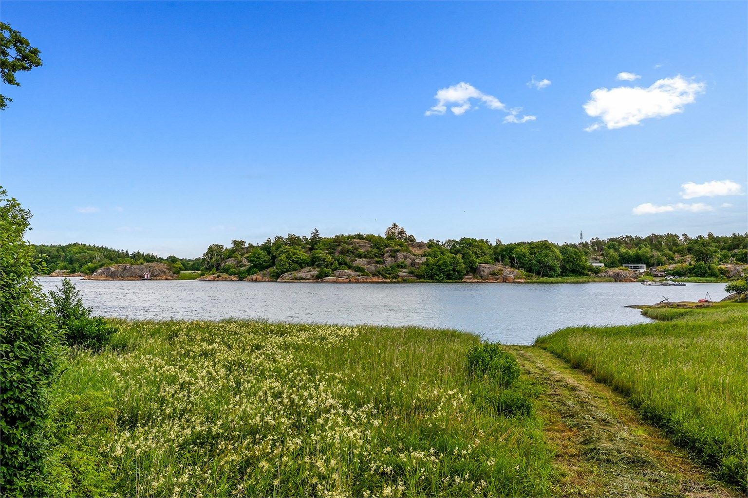 Meget idyllisk, vendt mot sjøen uten gjenboere. Her får du vakker utsikt over området på øya og ned til sjøen. 