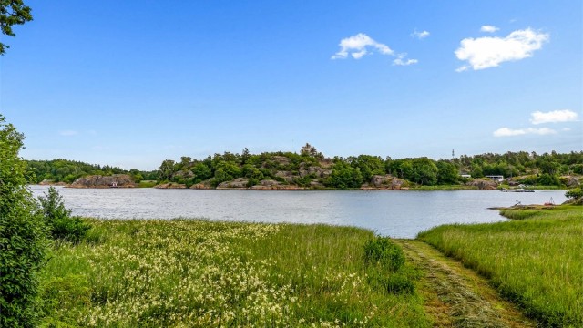 Meget idyllisk, vendt mot sjøen uten gjenboere. Her får du vakker utsikt over området på øya og ned til sjøen.