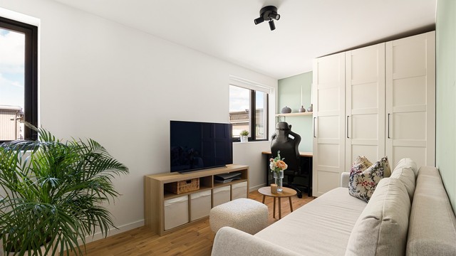 Med nesten 12 kvm. er dette et alternativt hovedsoverom. Rommet benyttes i dag dels som TV-stue, dels som hjemmekontor.