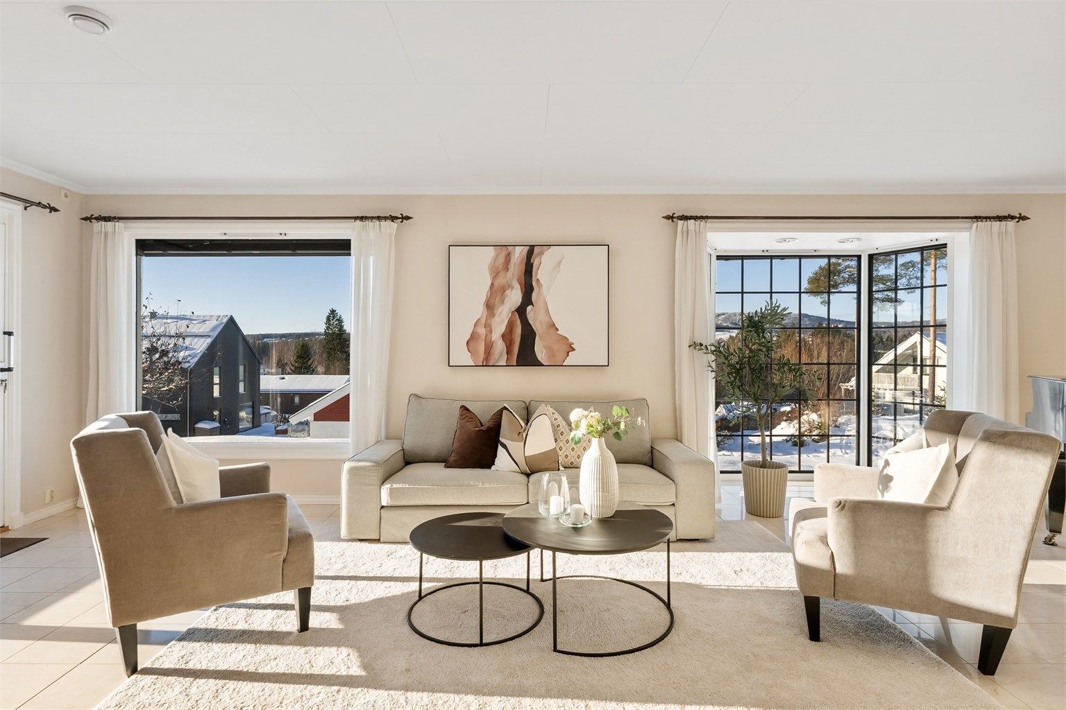 Rommet er lett å møblere med flere soner for ulike aktiviteter.