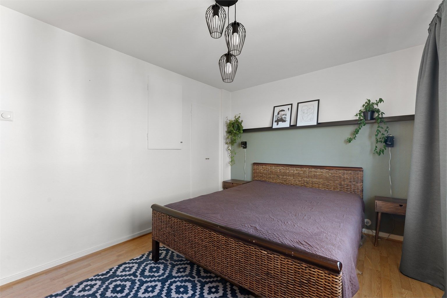 En stilig fondvegg gir rommet et personlig preg.