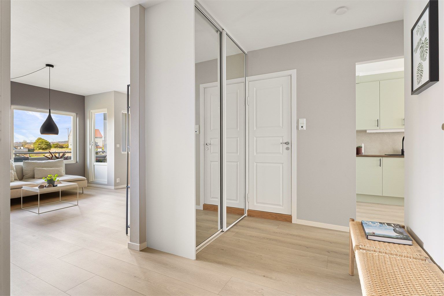 Leiligheten har en praktisk planløsning og i gangen er det gode lagringsmuligheter i skyvedørsgarderobe.