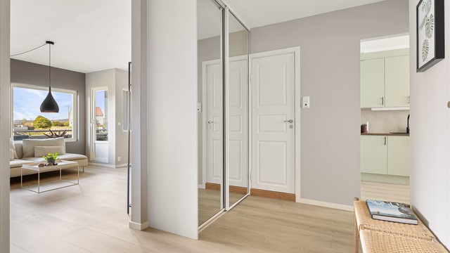 Leiligheten har en praktisk planløsning og i gangen er det gode lagringsmuligheter i skyvedørsgarderobe.