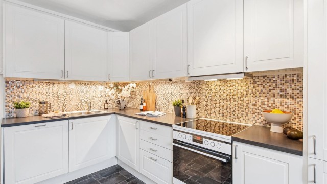 Kjøkkenet har gode arbeidsflater og plass til et lite spisebord.