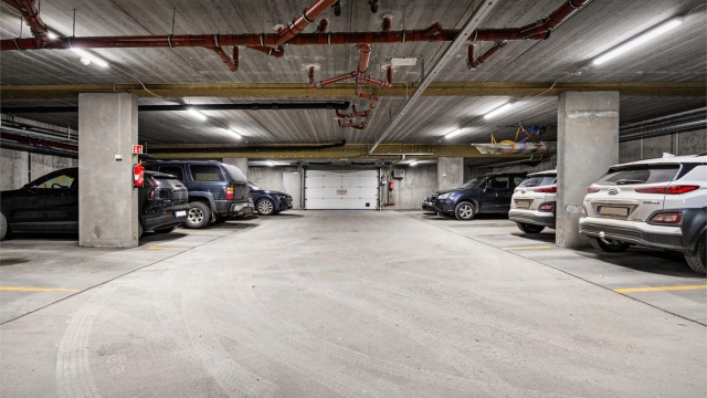 Det medfølger en fast biloppstillingsplass med elbillader i felles garasjekjeller.