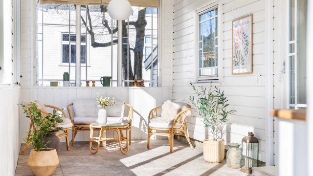 Flisheller er nylig lagt over terrassebord på vinterhagens gulv, øvrige overflater er malt hvite.