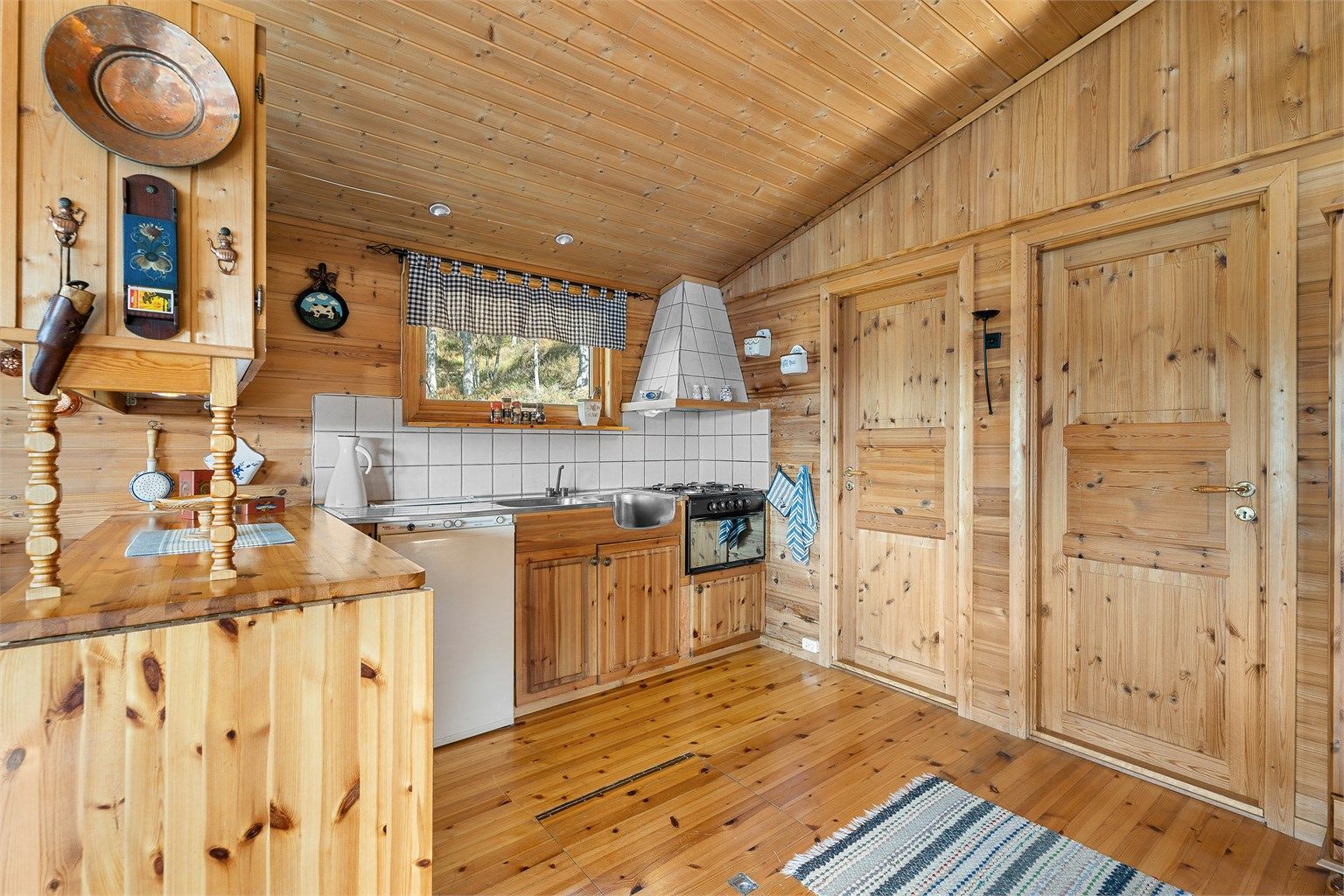 Praktisk kjøkkenløsning med spiseplass i tilknytning – perfekt for hyggelige måltider med familie og venner.