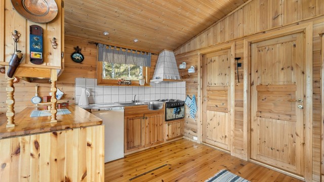 Praktisk kjøkkenløsning med spiseplass i tilknytning – perfekt for hyggelige måltider med familie og venner.