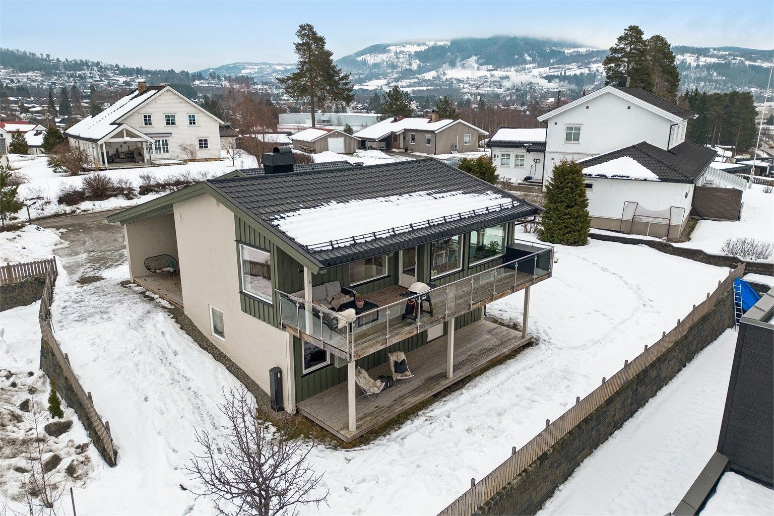Eiendommen ligger i et veletablert og rolig boligområde i Brumunddal, med kort avstand til sentrum og det meste man trenger i hverdagen.