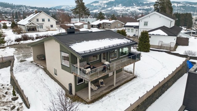 Eiendommen ligger i et veletablert og rolig boligområde i Brumunddal, med kort avstand til sentrum og det meste man trenger i hverdagen.