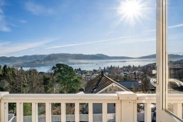Lekker stor 4-roms toppleilighet på hele 122 m² p-rom. Nydelig utsikt over byfjorden og Bergen (her fra balkongen. Meget gode solforhold.