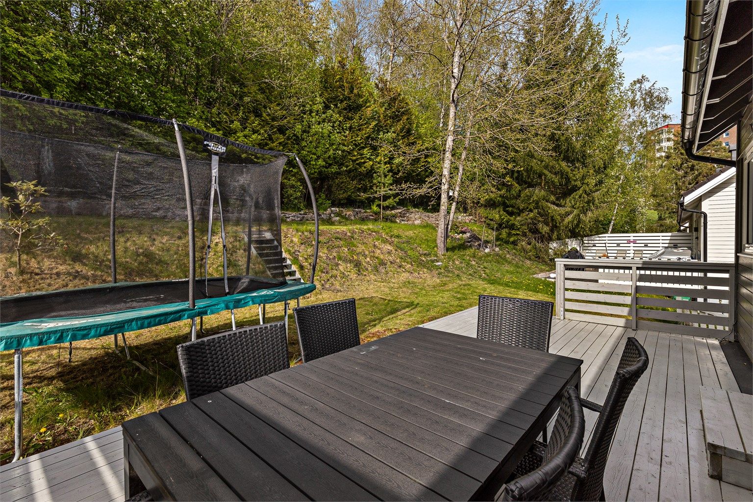 Her er det gode solforhold og rikelig med plass til å innrede med ønsket utemøblement. 