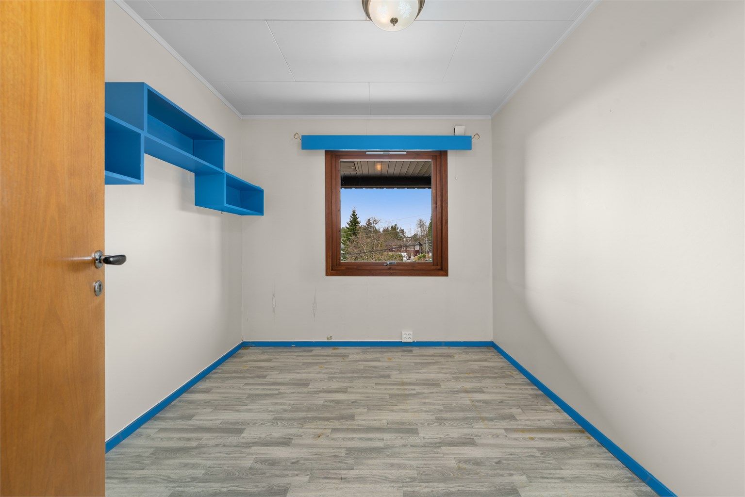 Hovedetasjen inneholder tre soverom av god størrelse.