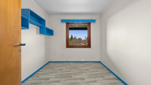 Hovedetasjen inneholder tre soverom av god størrelse.