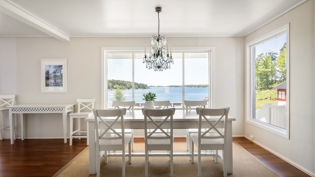 Spisestuen har god plass til langbord for store selskaper.