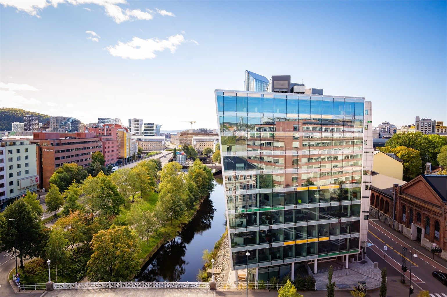 Mot sørøst fra takterrassen har du utsikt mot Bjørvika og Barcode.