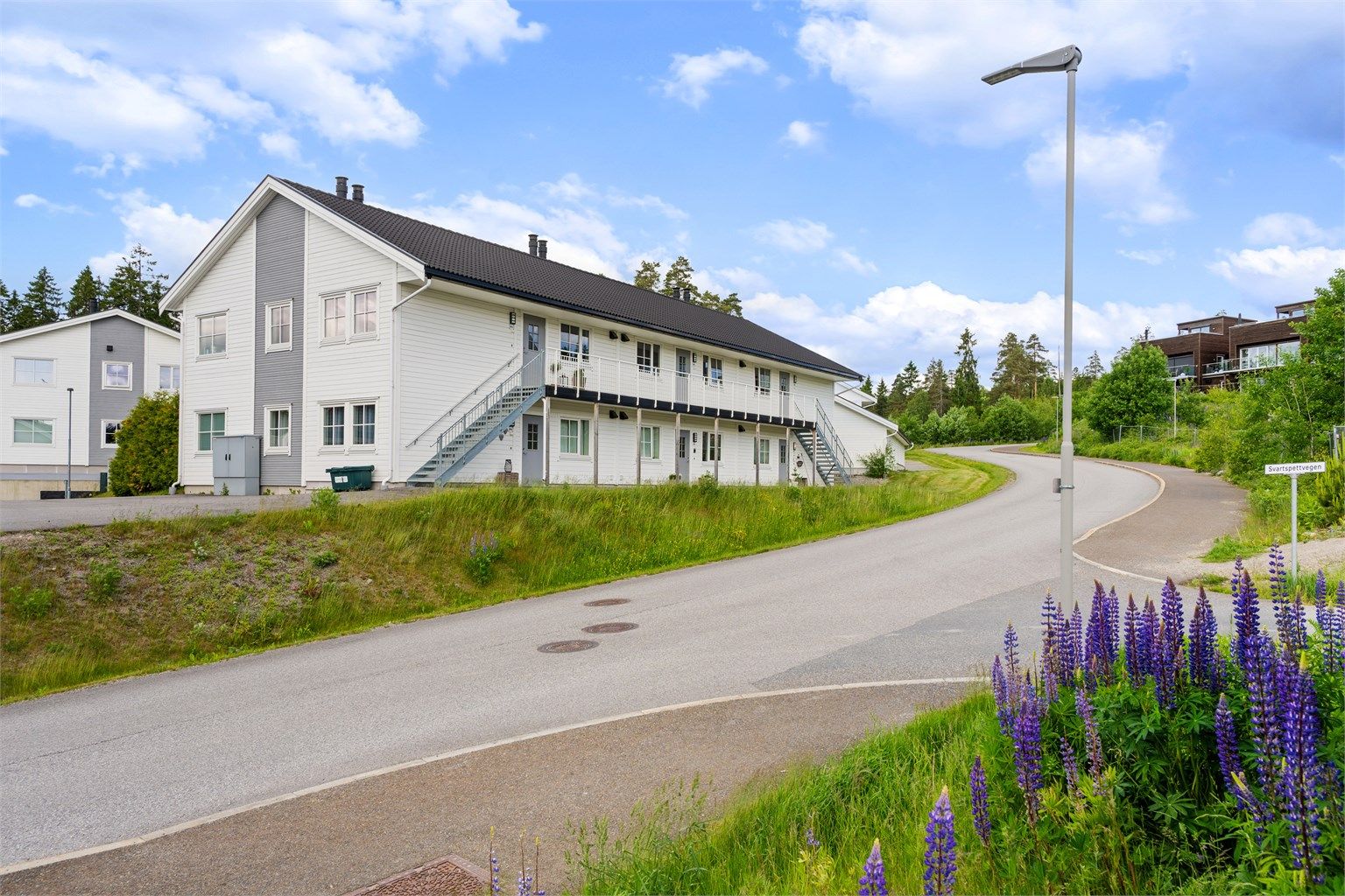 Leiligheten har en god og barnevennlig beliggenhet på Maura.