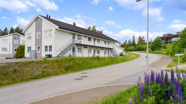 Leiligheten har en god og barnevennlig beliggenhet på Maura.