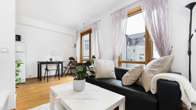 Stuen har god plass til både sofagruppe, sofabord og mediamøbler.
