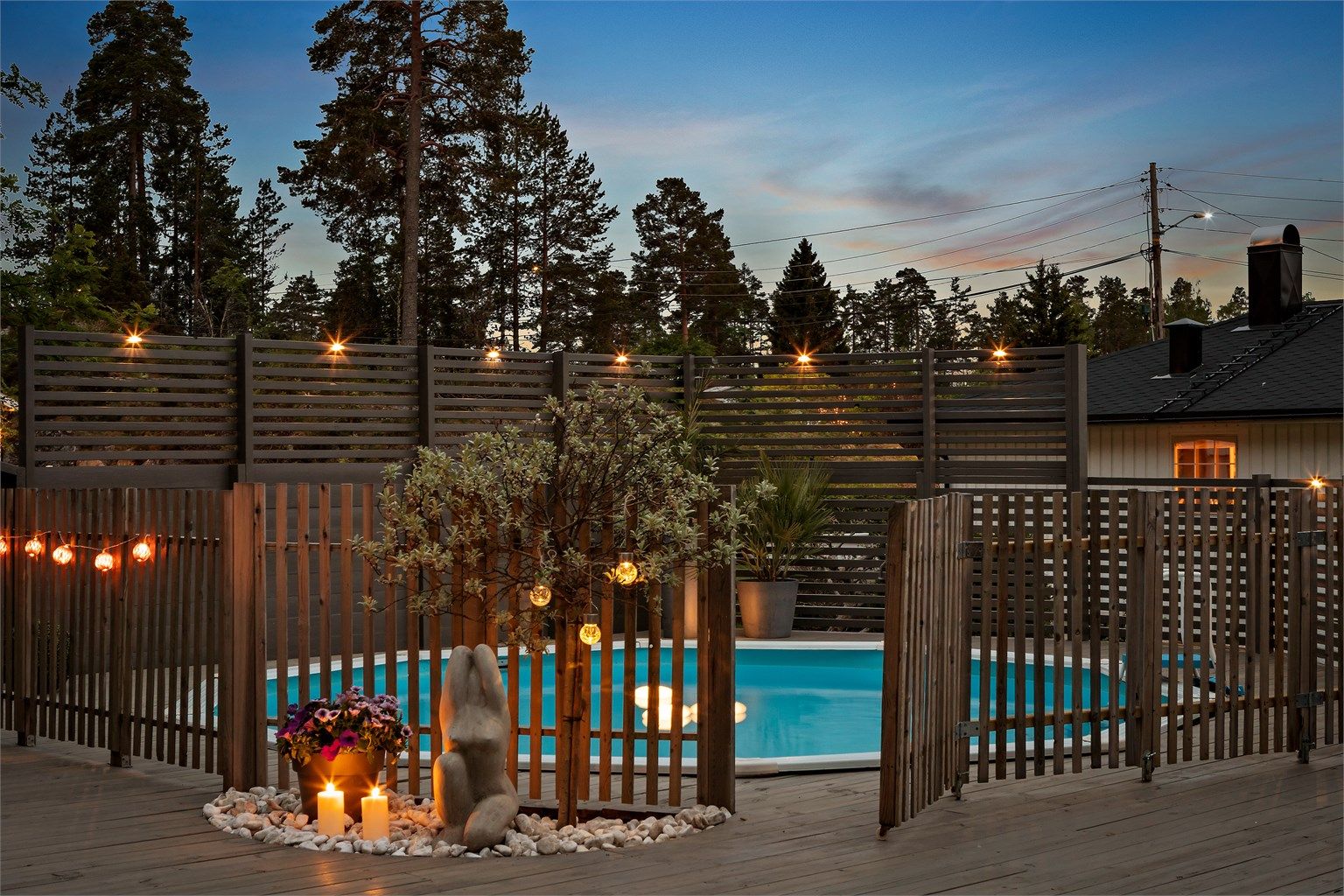 Innholdsrik enebolig med stor terrasse, oppvarmet basseng og gode solforhold. 