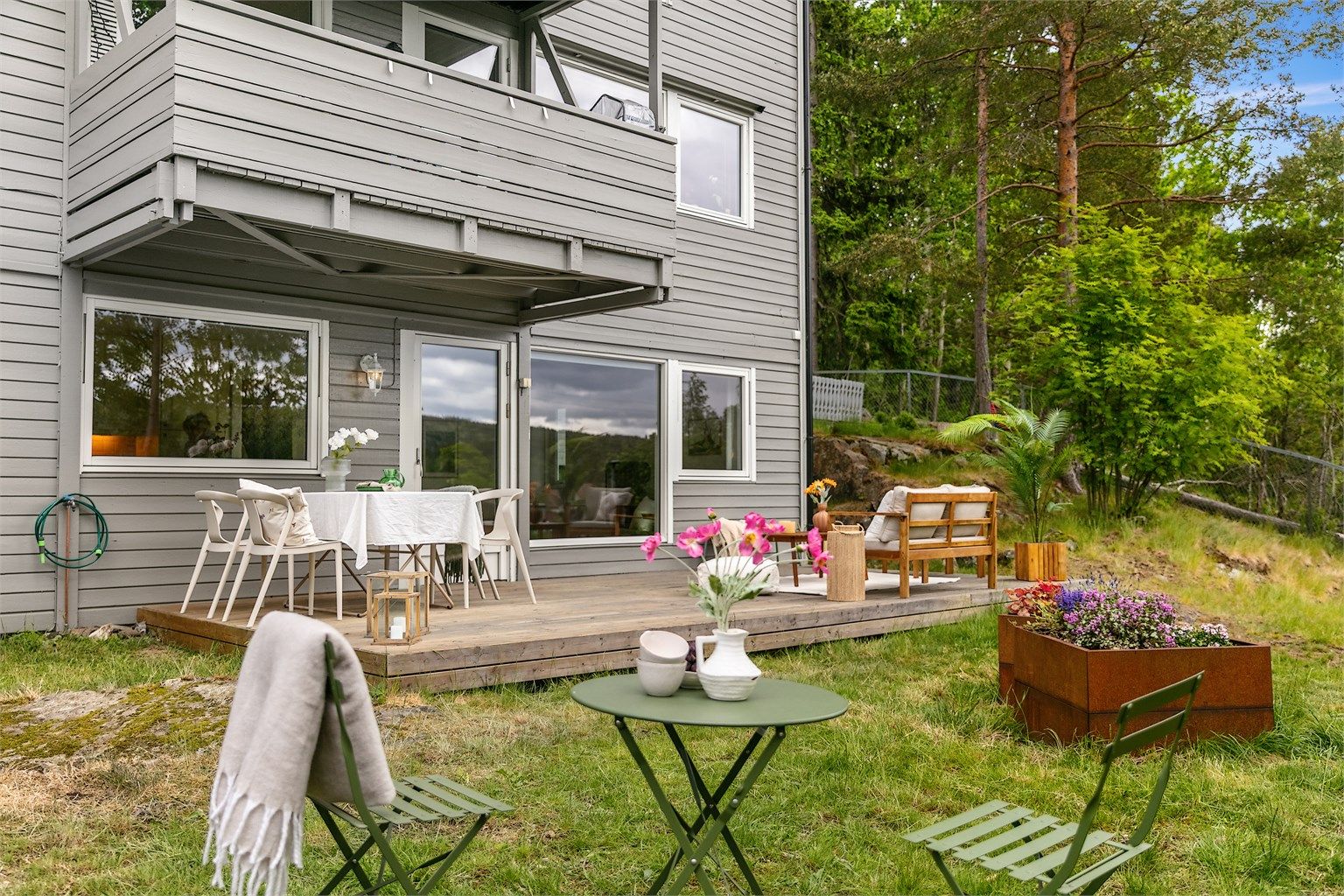 Velkommen til Rødskrubbveien 12A. Endeleilighet med stort uteområde I Solrikt med markterrasse på 23 kvm I Peisovn I Garasjeplass