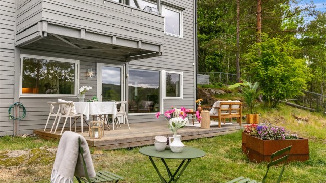 Velkommen til Rødskrubbveien 12A. Endeleilighet med stort uteområde I Solrikt med markterrasse på 23 kvm I Peisovn I Garasjeplass