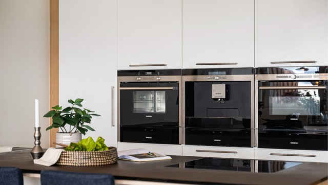 Det er underlimt vask, ventilator fra Thermex integrert i tak, integrert stekeovn med mikrofunksjon, dampovn, kaffemaskin, kjøleskap, oppvaskmaskin og induksjon platetopp. I tillegg har selger fått satt inn vinskap.