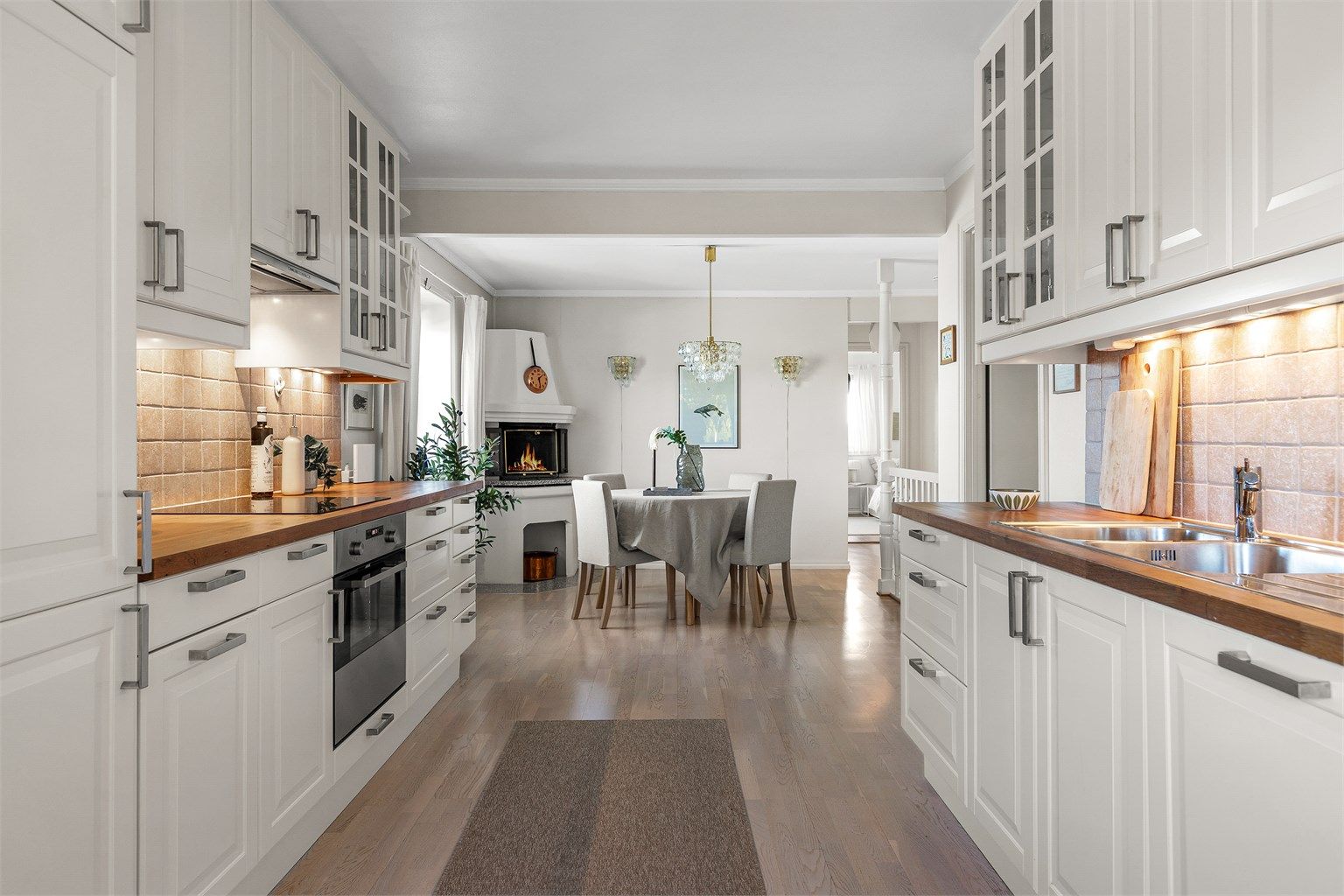 Integrert stekeovn, platetopp, oppvaskmaskin og kjøleskap med fryser. Ventilator i overskap som i tillegg driver mekanisk avtrekksventilasjon i boligen.